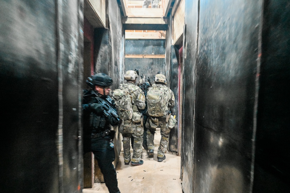 EODMU-5 and Guam PD Raid Drill