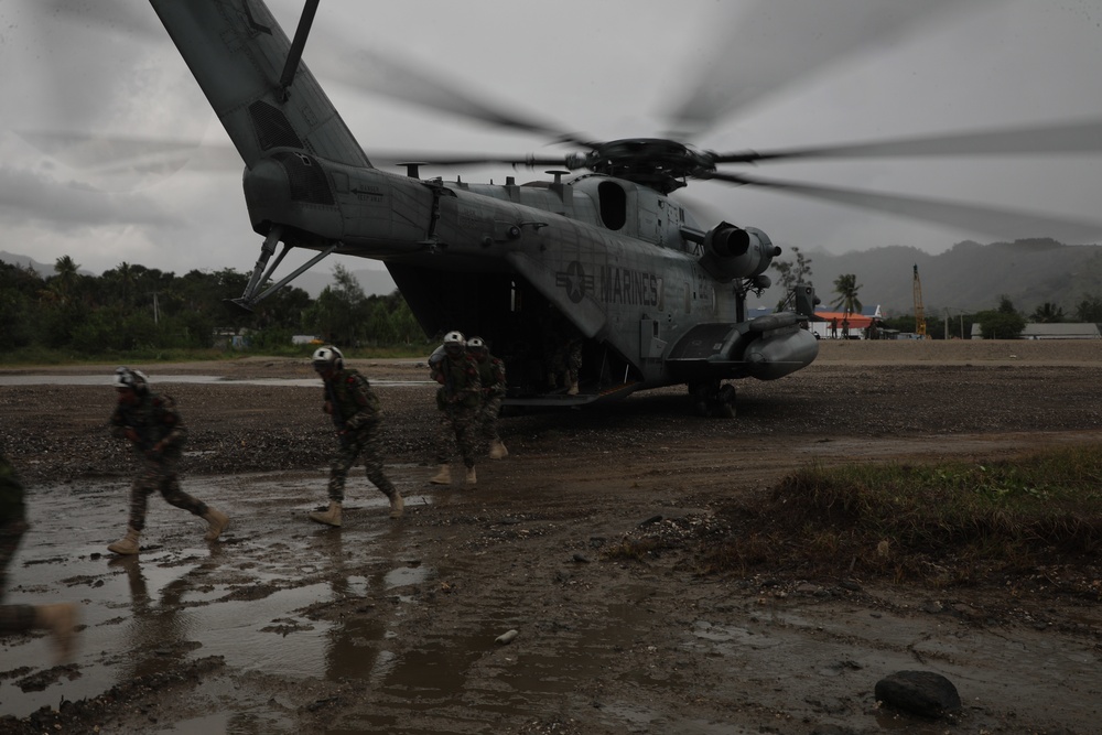 13th MEU Conducts On/Off Drills with Fuzileros