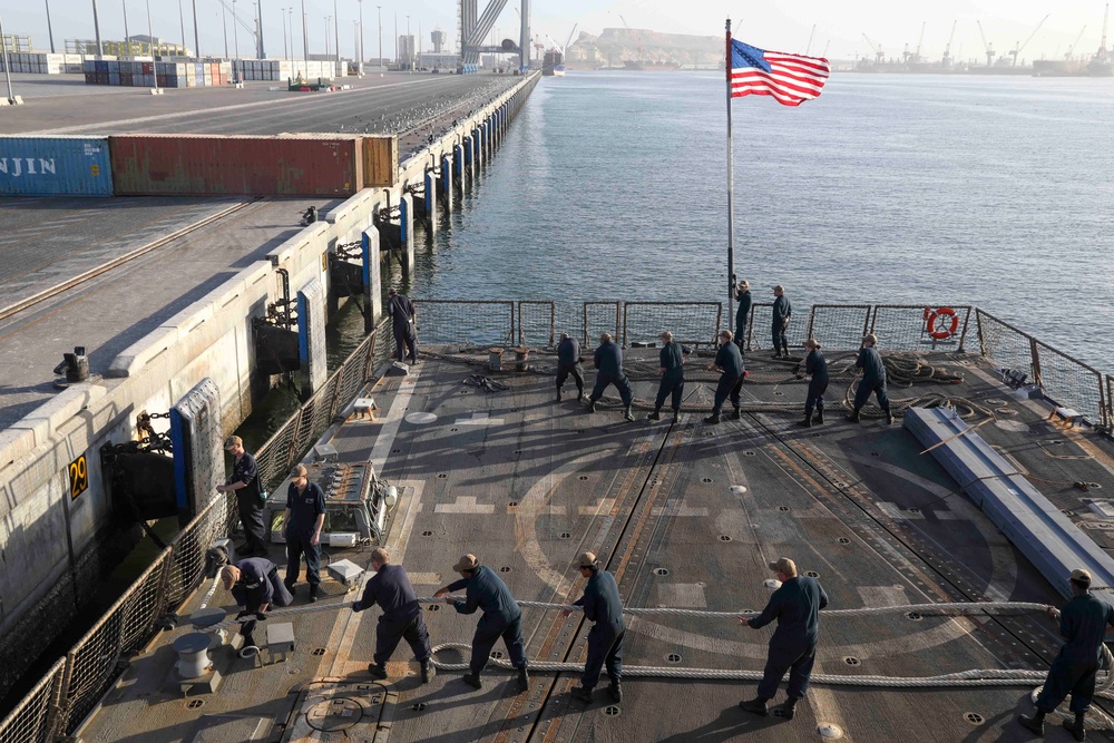 USS Truxtun departs Duqm, Oman