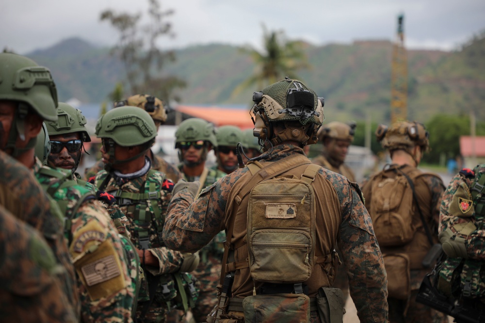 13th MEU Conducts Air Assault with Fuzileiros