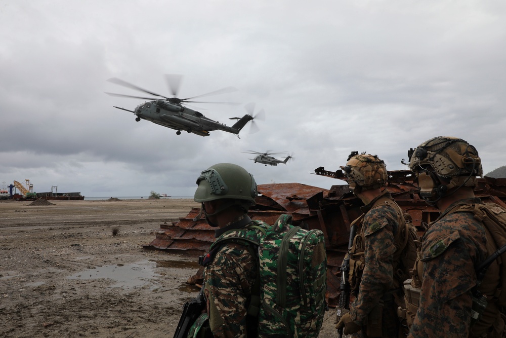 13th MEU Conducts Air Assault with Fuzileiros