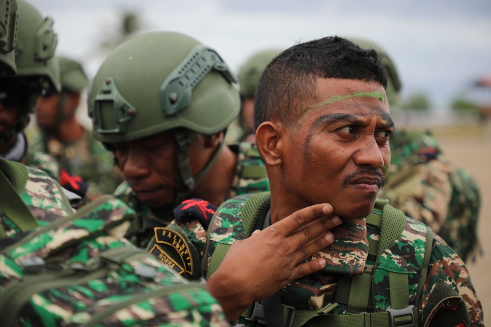 13th MEU Conducts Air Assault with Fuzileiros