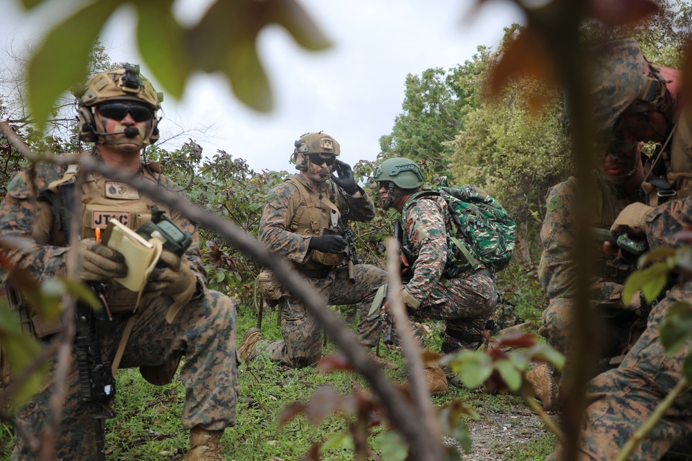 13th MEU Conducts Air Assault with Fuzileiros