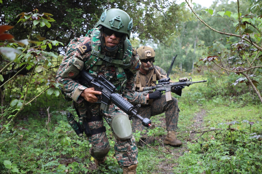 13th MEU Conducts Air Assault with Fuzileiros