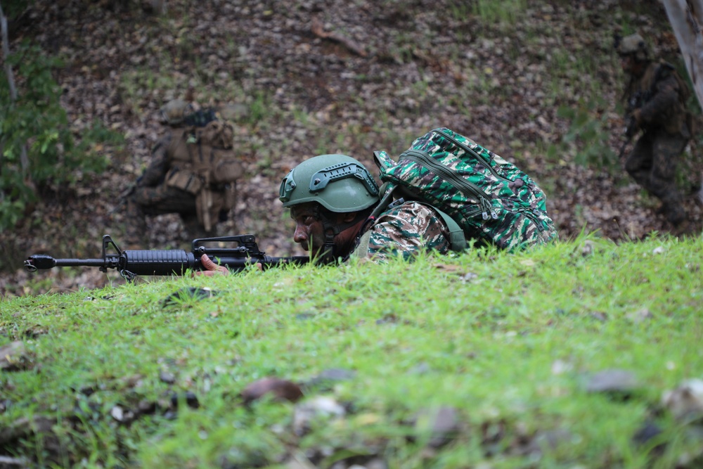 13th MEU Conducts Air Assault with Fuzileiros