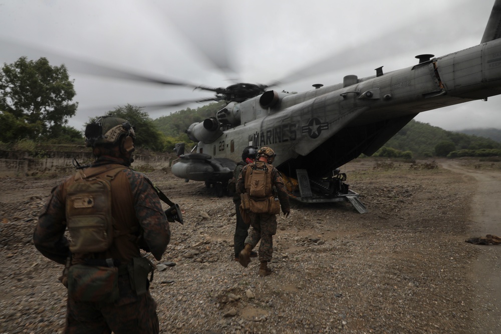 13th MEU Conducts Air Assault with Fuzileiros