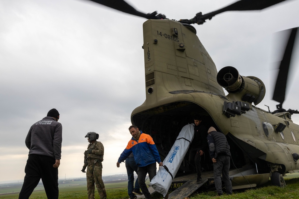 U.S. CH-47F Chinook delivers humanitarian aid supplies to Karagöl, Türkiye