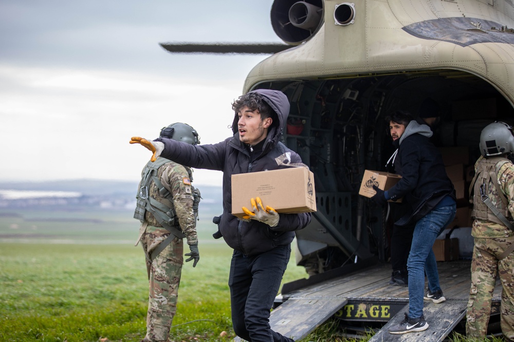 U.S. CH-47F Chinook delivers humanitarian aid supplies to Karagöl, Türkiye