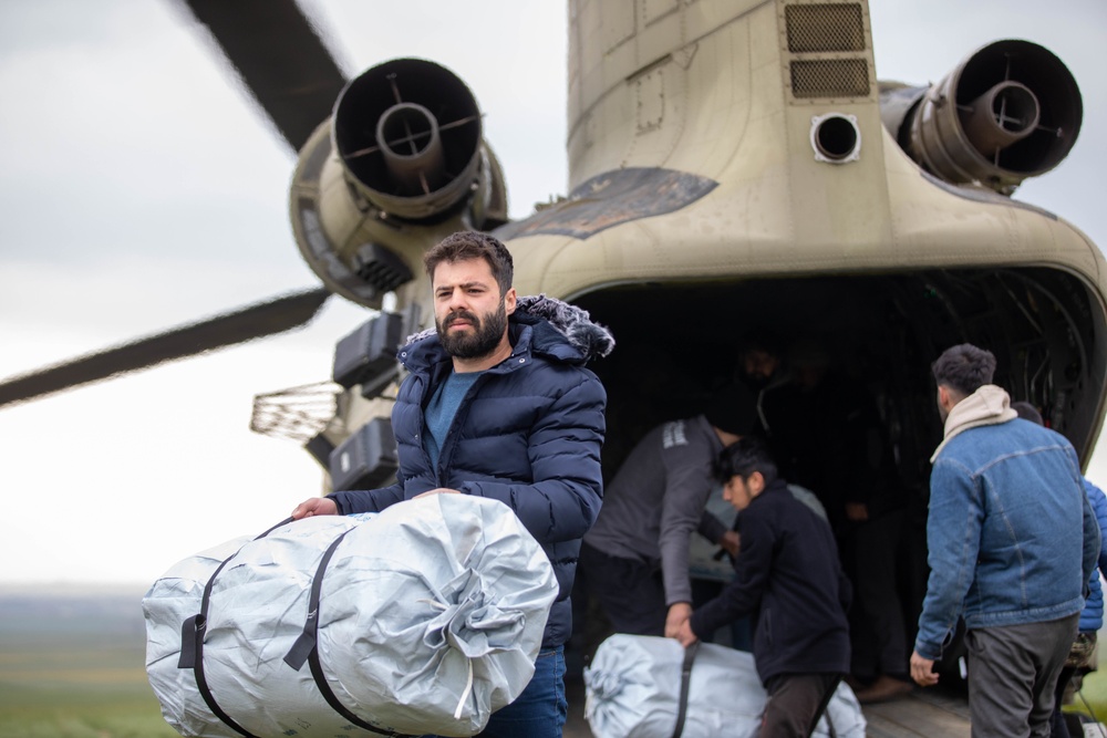 U.S. CH-47F Chinook delivers humanitarian aid supplies to Karagöl, Türkiye