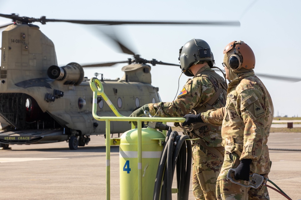 U.S. Army Soldiers provides rapid fuelling to CH-47 Chinooks