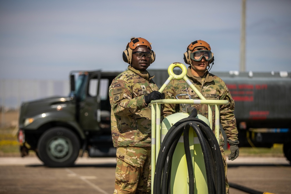 U.S. Army Soldiers prepare for rapid refuelling to CH-47 Chinooks