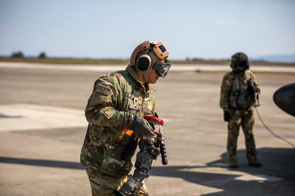 U.S. Army Soldier provides rapid refuelling to a UH-60 Blackhawk