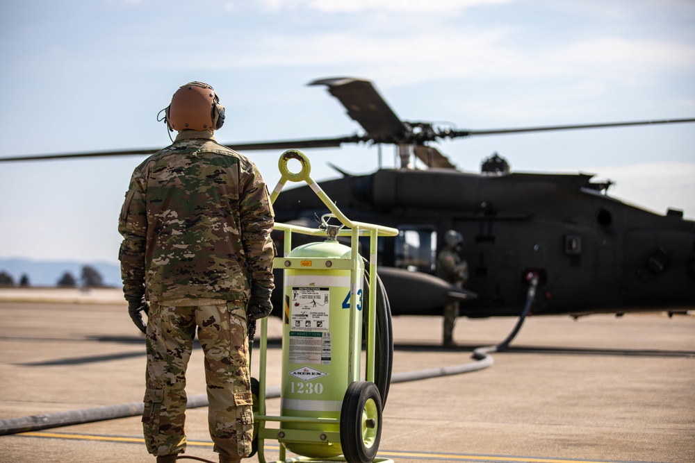 U.S. Army Soldier prepares for rapid refuelling to a UH-60 Blackhawk