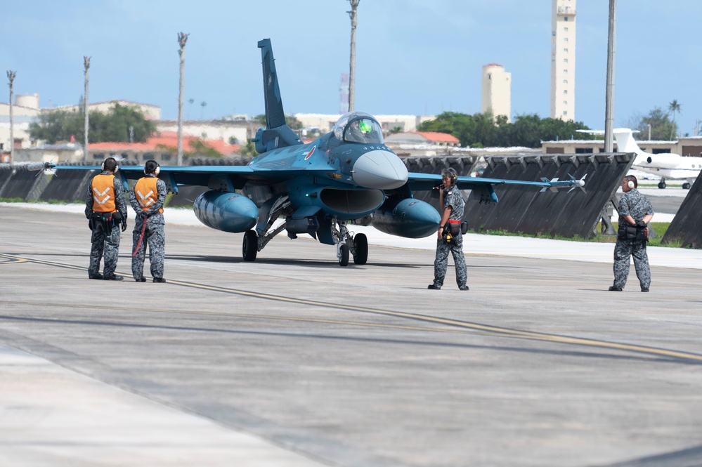 Cope North bilateral hot-pit refueling