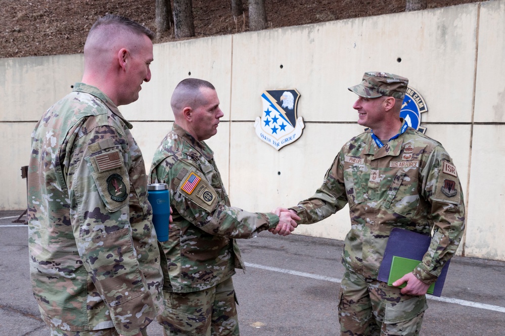 USFK Command Sgt. Major Jack Love Visits Osan Air Base