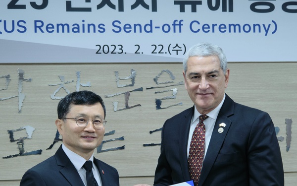 ROK Transfers Remains to U.S. for Identification