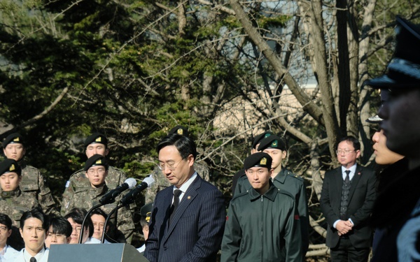 ROK Transfers Remains to U.S. for Identification