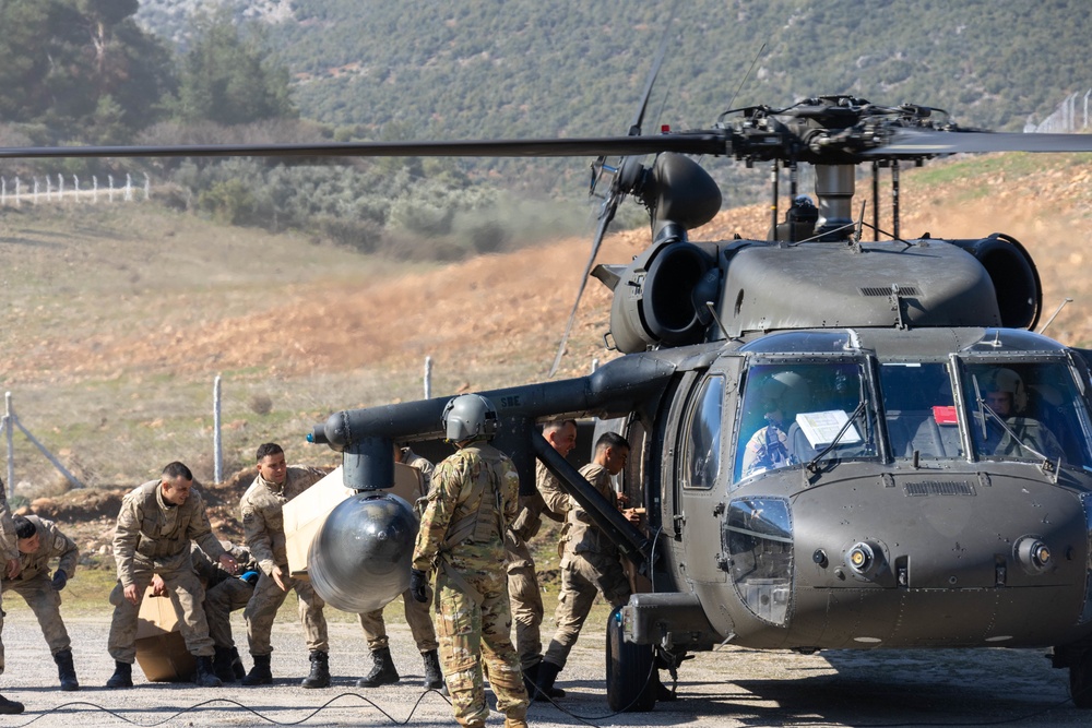 U.S. UH-60 Blackhawk delivers humanitarian aid supplies to Hassa, Türkiye