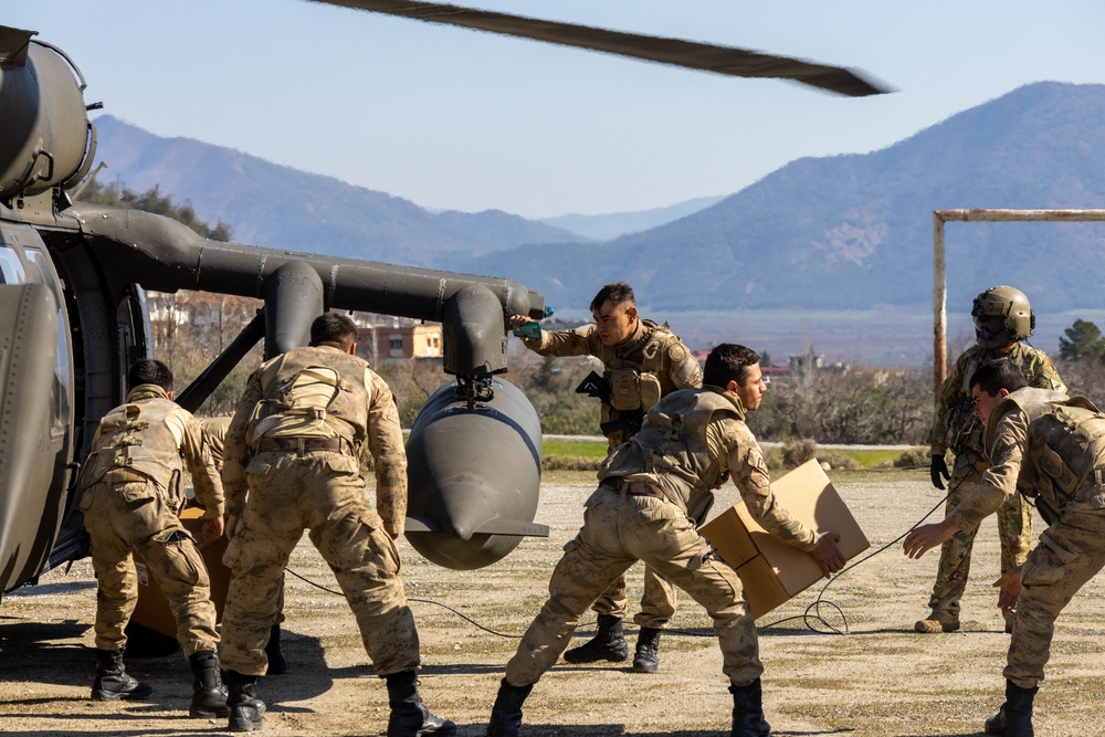 U.S. UH-60 Blackhawk delivers humanitarian aid supplies to Hassa, Türkiye