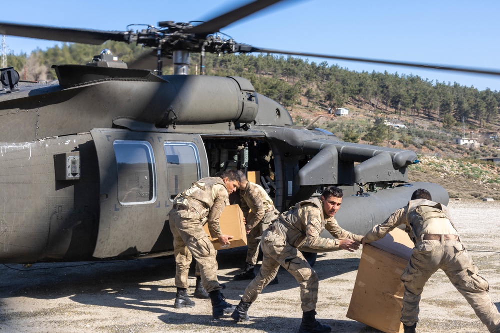 U.S. UH-60 Blackhawk delivers humanitarian aid supplies to Hassa, Türkiye