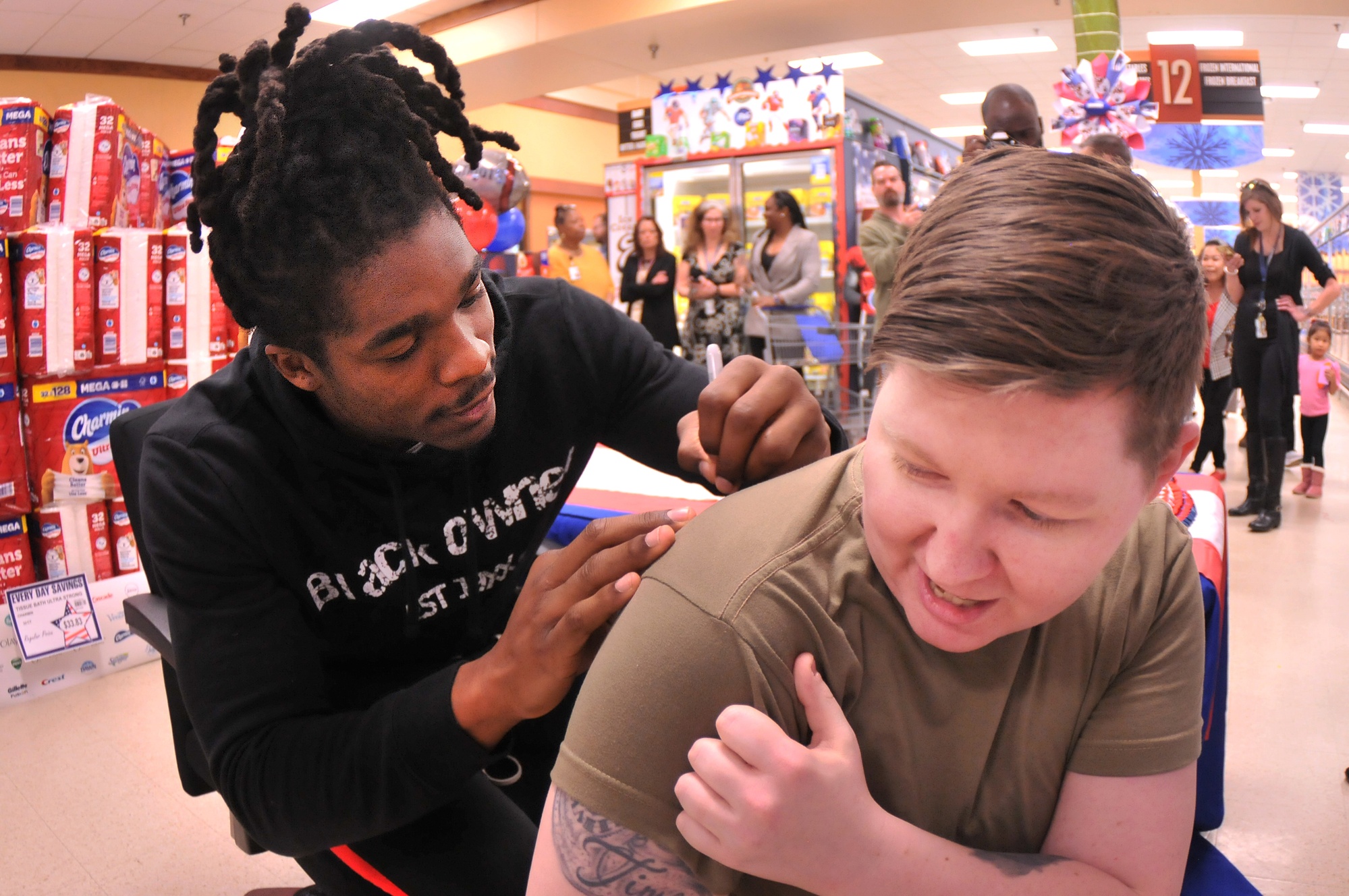 DVIDS - Images - NFL player makes commissary appearance [Image 5 of 6]