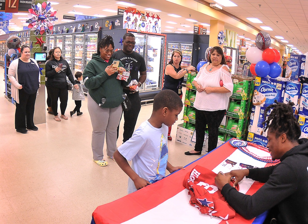 DVIDS - Images - NFL player makes commissary appearance [Image 5 of 6]