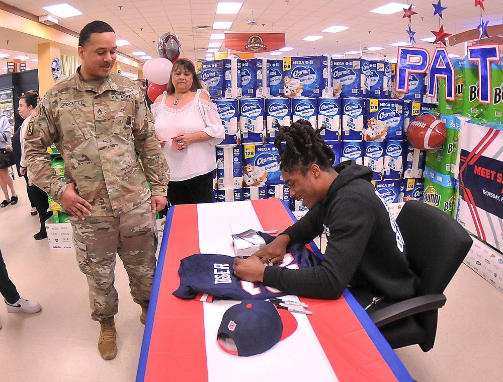 DVIDS - Images - NFL player makes commissary appearance [Image 5 of 6]