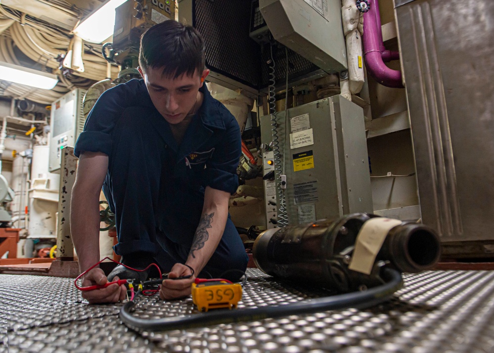 USS Paul Hamilton engine room operations