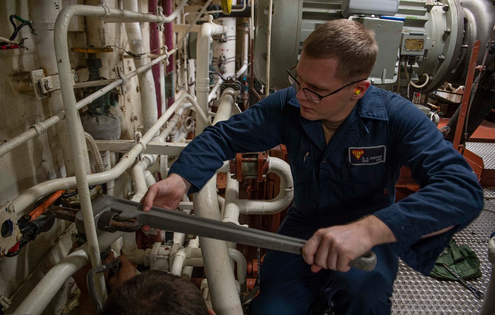 USS Paul Hamilton engine room operations