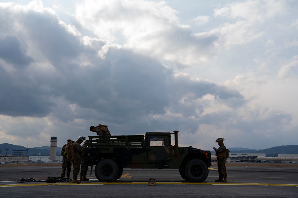 31st MEU Helos Conduct Heavy Lift Training