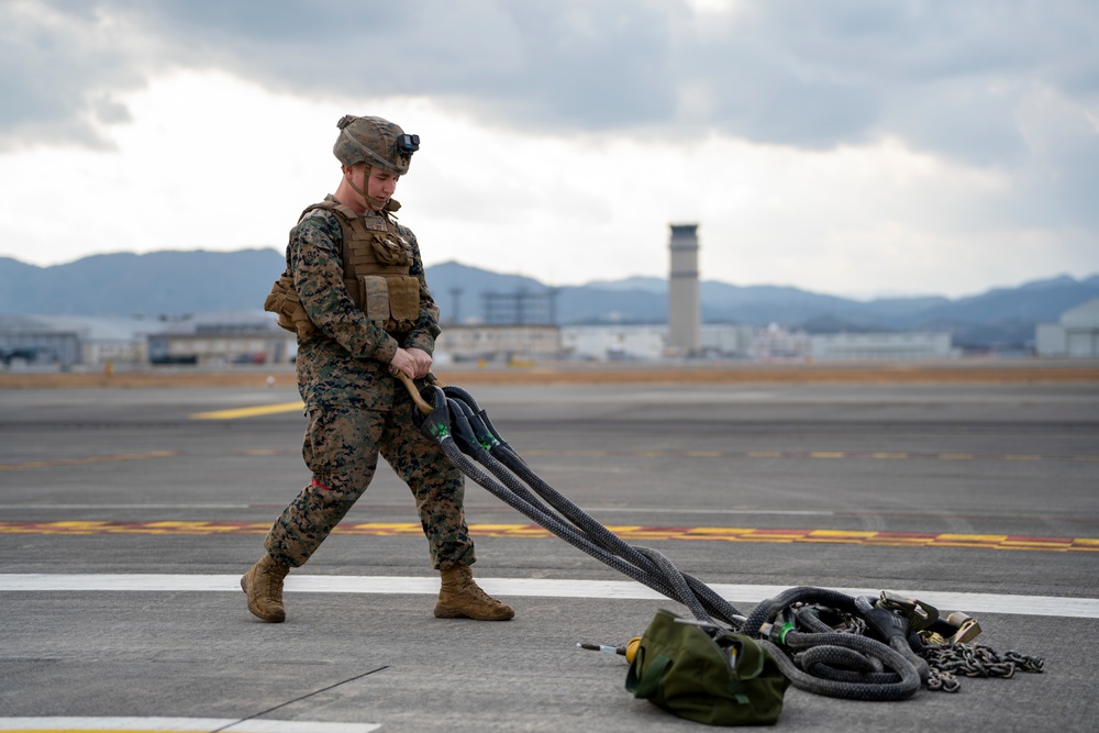 31st MEU Helos Conduct Heavy Lift Training