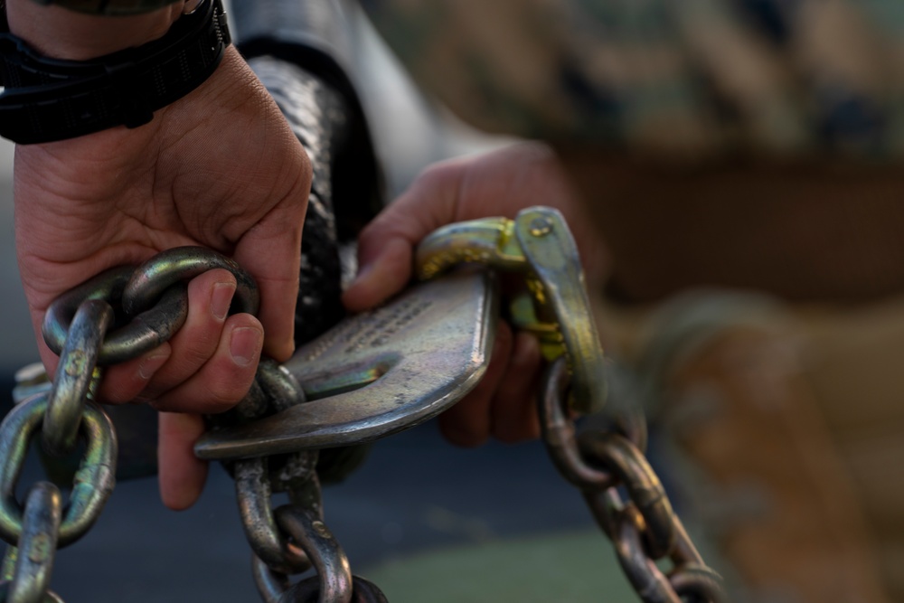 31st MEU Helos Conduct Heavy Lift Training