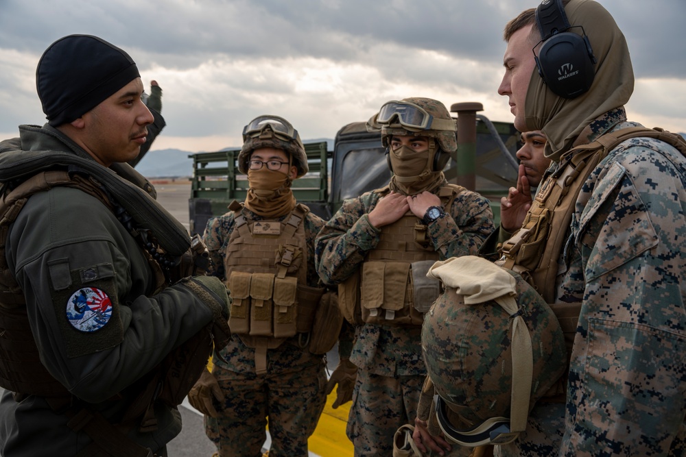 31st MEU Helos Conduct Heavy Lift Training