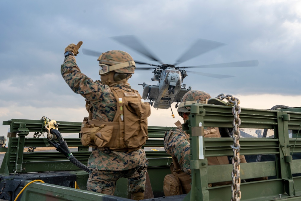 31st MEU Helos Conduct Heavy Lift Training