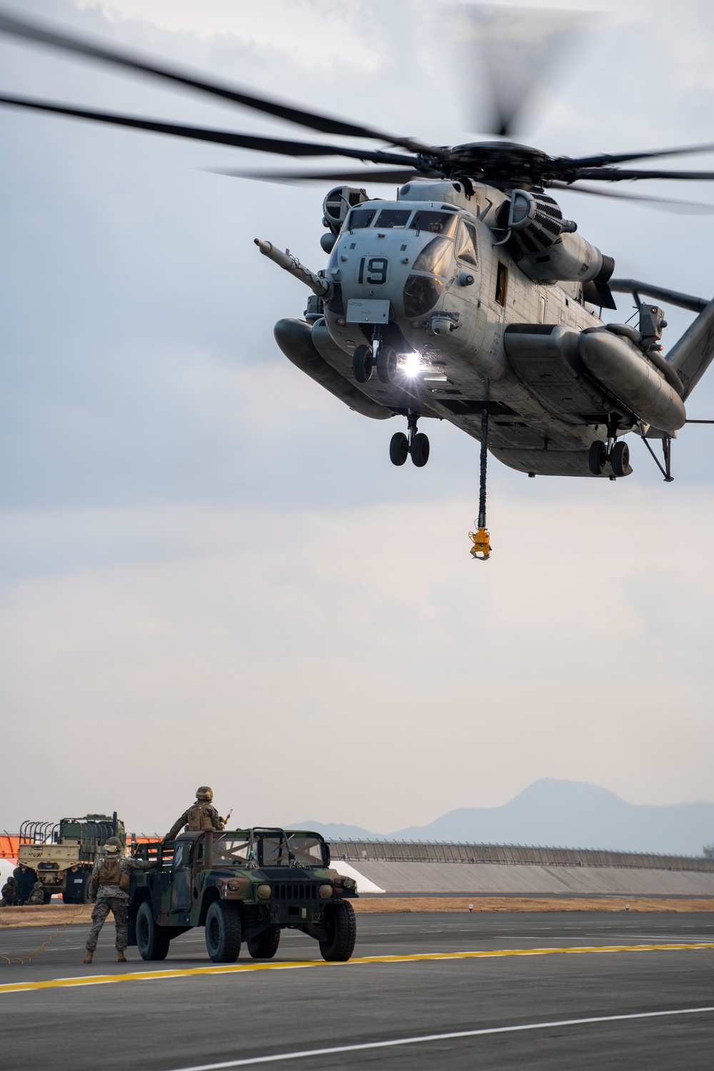 31st MEU Helos Conduct Heavy Lift Training