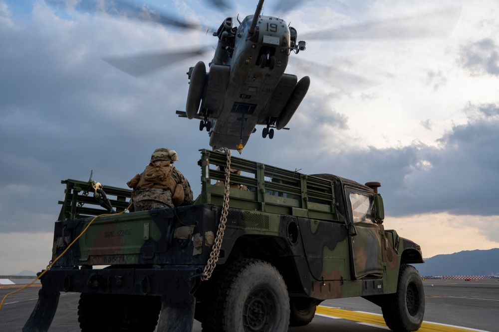 31st MEU Helos Conduct Heavy Lift Training