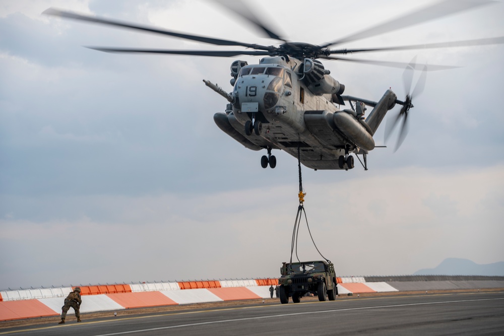 31st MEU Helos Conduct Heavy Lift Training