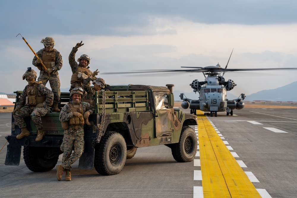 31st MEU Helos Conduct Heavy Lift Training