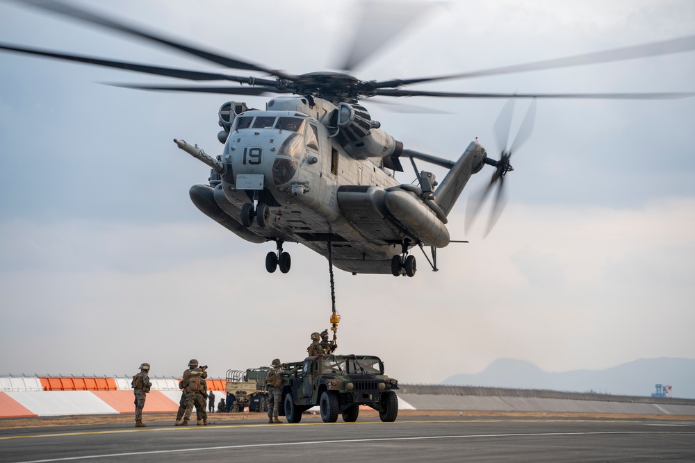 31st MEU Helos Conduct Heavy Lift Training