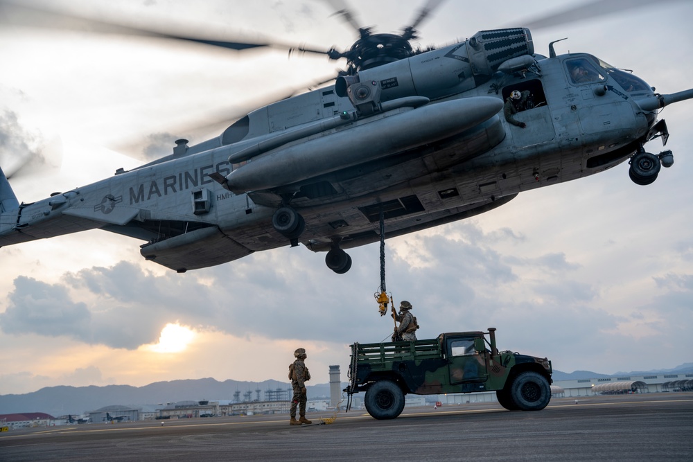 31st MEU Helos Conduct Heavy Lift Training