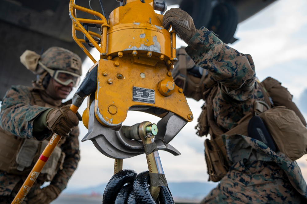 31st MEU Helos Conduct Heavy Lift Training