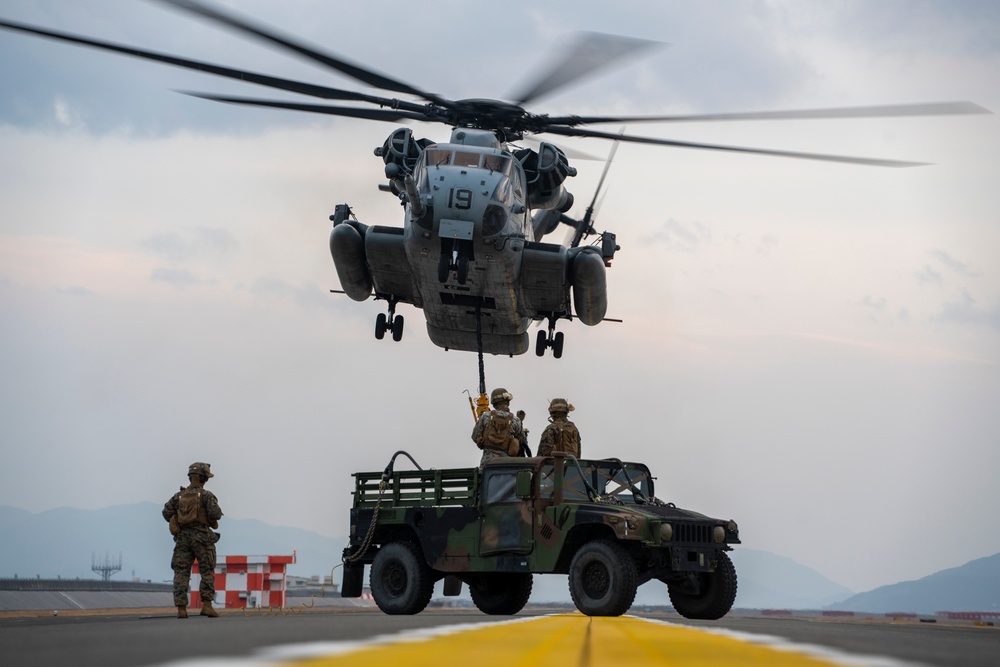 31st MEU Helos Conduct Heavy Lift Training