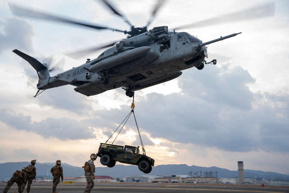 31st MEU Helos Conduct Heavy Lift Training