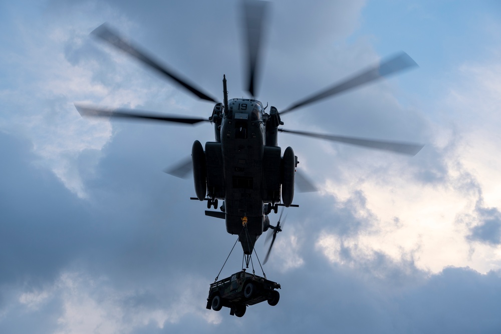 31st MEU Helos Conduct Heavy Lift Training