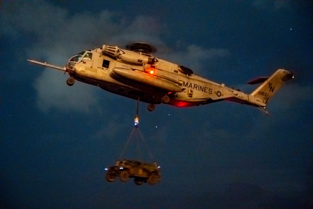 31st MEU Helos Conduct Heavy Lift Training