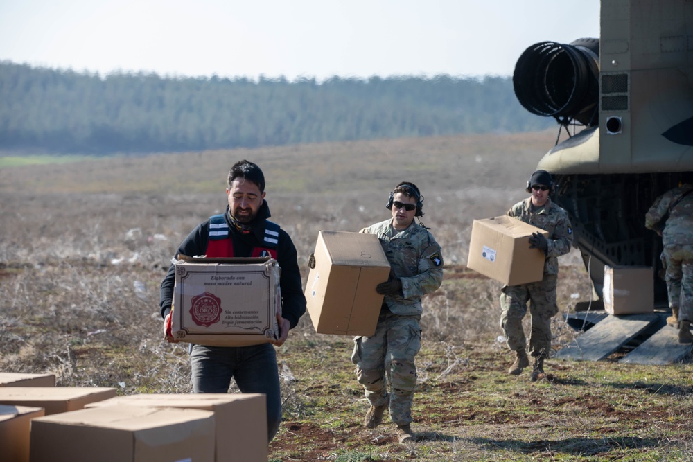U.S. Army Soldiers delivers humanitarian aid supplies to Türkish AFAD
