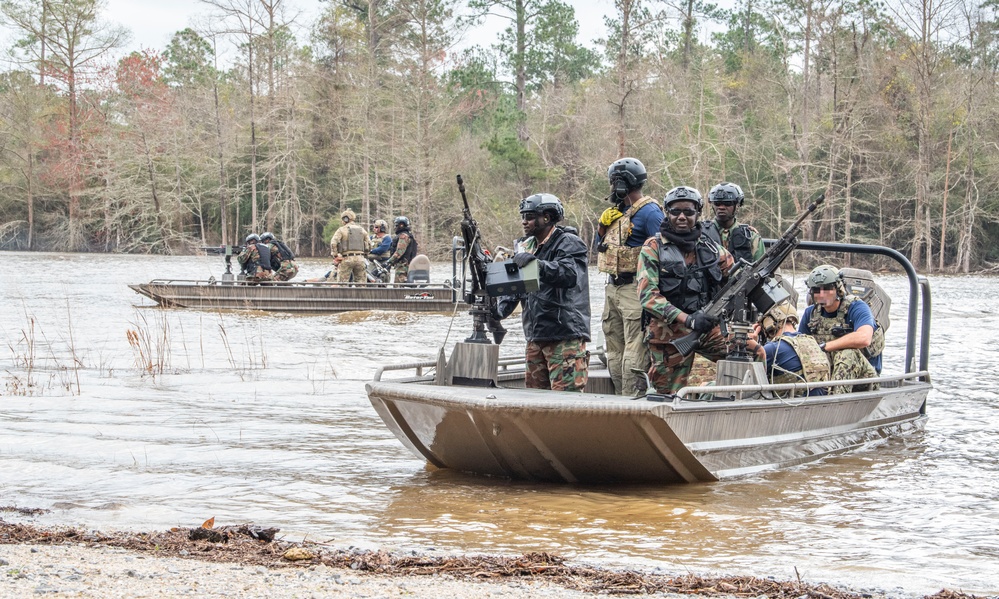 AFRICOM Students Train on the Pearl River