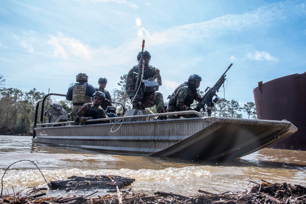 AFRICOM Students Train on the Pearl River
