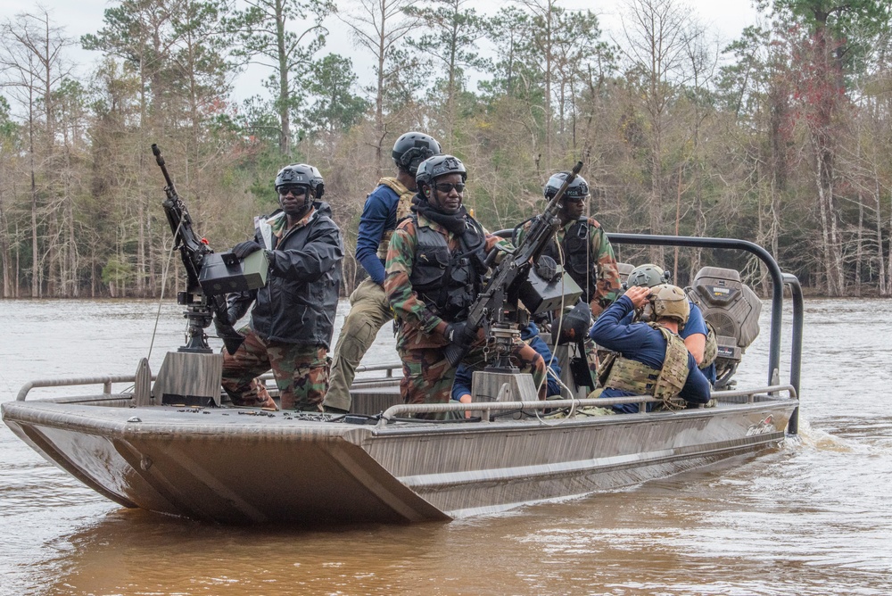 AFRICOM Students Train on the Pearl River