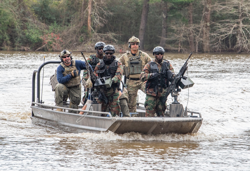 AFRICOM Students Train on the Pearl River